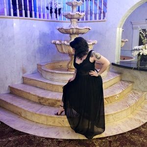 Vera Wang, size 14, black lace gown with lining